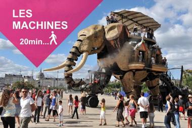 F2 Golden Lounge Hyper Centre Parking