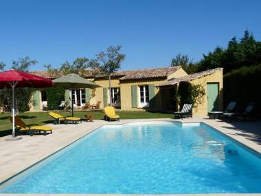 Agréable villa familiale avec piscine chauffée grand jardin située proche du centre du village de Mouriès au coeur des Alpilles 10 personnes LS1-140 Baguie Roso
