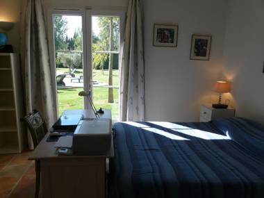 Agréable villa familiale avec piscine chauffée grand jardin située proche du centre du village de Mouriès au coeur des Alpilles 10 personnes LS1-140 Baguie Roso