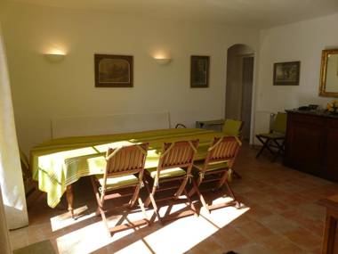 Agréable villa familiale avec piscine chauffée grand jardin située proche du centre du village de Mouriès au coeur des Alpilles 10 personnes LS1-140 Baguie Roso