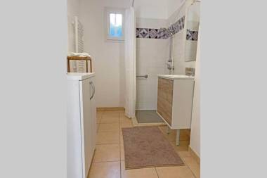 Gîte de charme entièrement rénové avec piscine collective dans Résidence Vacances en plein cœur des Alpilles dans le village de Mouriès à deux pas des commerces. LS1-362 ESTIAVO