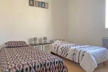 Gîte de charme entièrement rénové avec piscine collective dans Résidence Vacances en plein cœur des Alpilles dans le village de Mouriès à deux pas des commerces. LS1-362 ESTIAVO