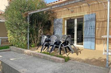 Gîte de charme entièrement rénové avec piscine collective dans Résidence Vacances en plein cœur des Alpilles dans le village de Mouriès à deux pas des commerces. LS1-362 ESTIAVO