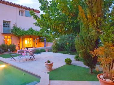 Characteristic country house with private pool and views of the Mont Ventoux