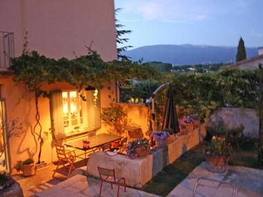 Characteristic country house with private pool and views of the Mont Ventoux