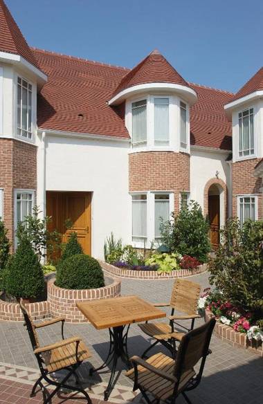 Chateau De Montreuil