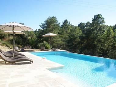 Luxury apartment for four people near golf course in the heart of Provence