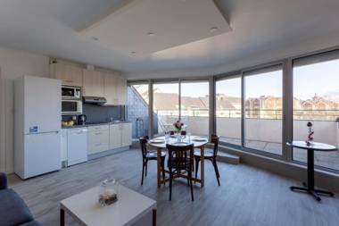 Le Mancini - Parking et Terrasse