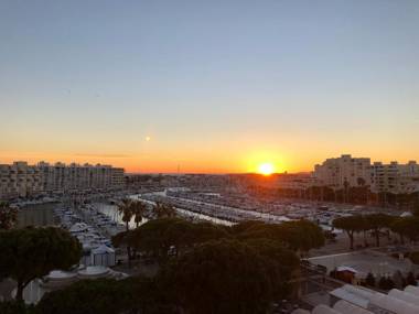 Sunny spacious 3 BR apt by Marina with terrace