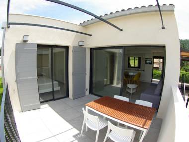 Attractive Holiday Home in Malaucène with Terrace