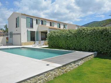 Wonderful Villa in Malaucene with Swimming Pool