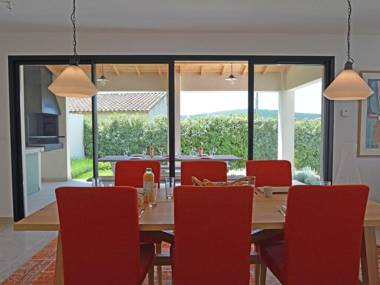 Wonderful Villa in Malaucene with Swimming Pool