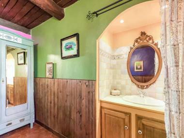 Quaint Holiday Home in Lorgues with Pool