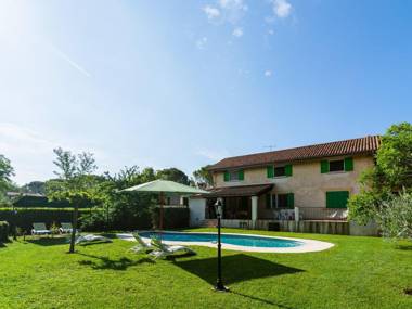Inviting villa in Lorgues with enclosed garden
