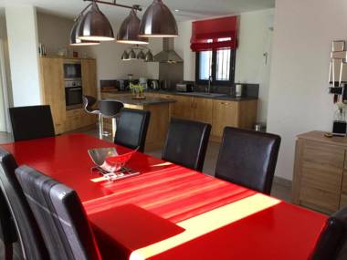 Charmante location vacances climatisée avec piscine proche de L'Isle sur la Sorgue 8 prs 4 chambres avec salles d'eau contigües LS2-331 RIBIERO