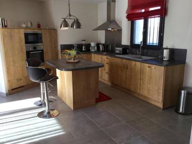 Charmante location vacances climatisée avec piscine proche de L'Isle sur la Sorgue 8 prs 4 chambres avec salles d'eau contigües LS2-331 RIBIERO