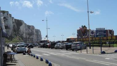 ESPLANADE FRONT DE MER 113 1er Etage Lit fait WIFI Parking