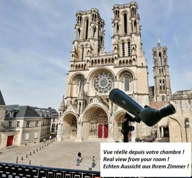 Logis du Parvis ***Face Cathédrale/in front of the Cathedral***