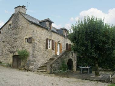 Rustic Holiday Home in Saint-Geniez-d'Olt with a Garden