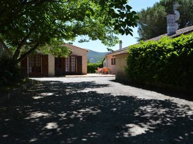 Gite on a quiet property through a wine garden surrounding.