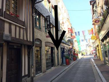 Cosy Apartment in Honfleur with a Private Garden