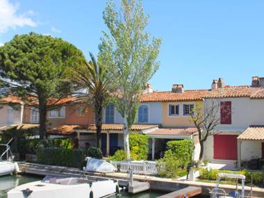 Modern holiday home on the water in Port-Grimaud within walking distance of the beach