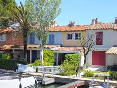 Modern holiday home on the water in Port-Grimaud within walking distance of the beach