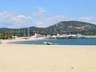 Modern holiday home on the water in Port-Grimaud within walking distance of the beach