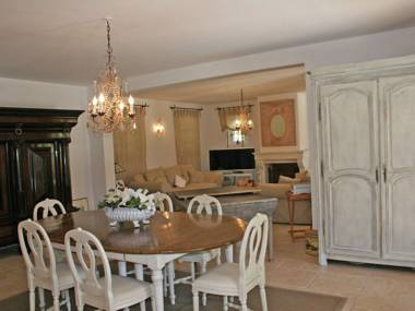 Plush Villa in Saint Tropez with Artistic Interiors Pool