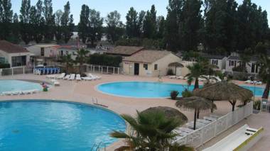 Bungalow de 3 chambres avec piscine partagee terrasse amenagee et wifi a Frejus a 8 km de la plage