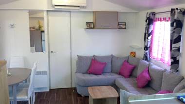 Bungalow de 3 chambres avec piscine partagee terrasse amenagee et wifi a Frejus a 8 km de la plage