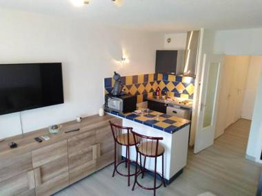 Studio avec vue sur la ville piscine partagee et balcon amenage a Frejus a 2 km de la plage