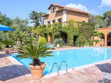 Characteristic country house with private pool and beautiful garden 3 km from the Mediterranean Sea.