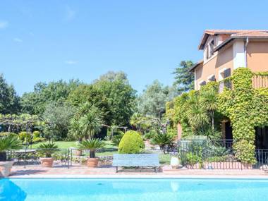 Characteristic country house with private pool and beautiful garden 3 km from the Mediterranean Sea.