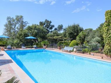 Characteristic country house with private pool and beautiful garden 3 km from the Mediterranean Sea.