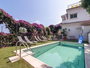 Semi-detached villa with private pool and sublime views 400 meters from the sea