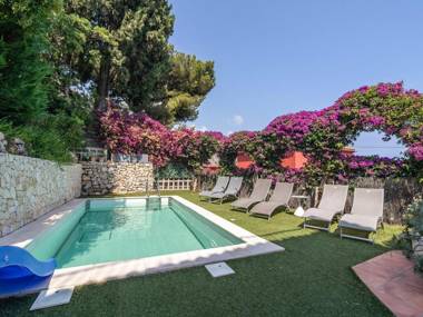 Semi-detached villa with private pool and sublime views 400 meters from the sea