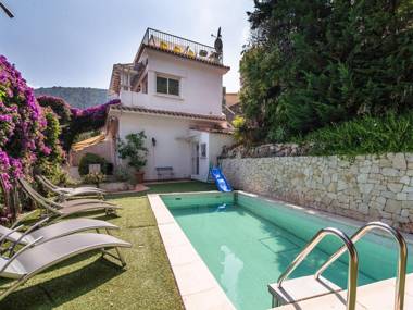 Semi-detached villa with private pool and sublime views 400 meters from the sea