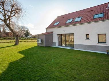 Vintage Holiday Home in Escalles with Garden