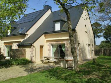 Comfortable semi-detached holiday home 700 m from the beach in Brittany