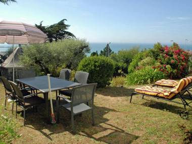 Atmospheric holiday home with magnificent view over sea 200 m from beach
