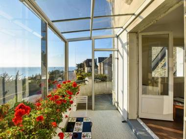 Atmospheric holiday home with magnificent view over sea 200 m from beach