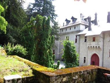 Lavish Castle in Serrieres-en-Chautagn with Pool