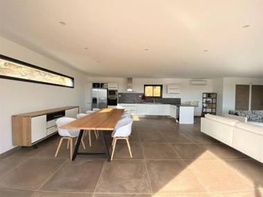 Tres belle villa neuve vue mer avec piscine chauffee