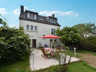 Modern Holiday Home in Clohars-Carnoët with Beach Near