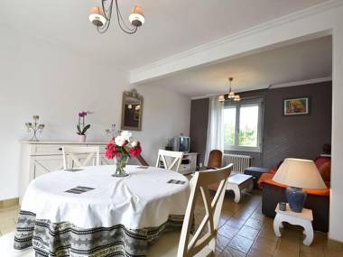 Modern Holiday Home in Clohars-Carnoët with Beach Near