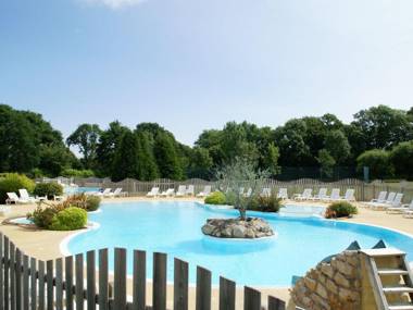 Beautiful Holiday Home with Pool BBQ Garden Deckchairs