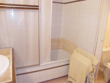 Très beau Mas Provençal avec Piscine Privée Chauffée située aux Vignères en campagne proche de l'Isle sur La Sorgue au cœur du Luberon 10 personnes LS2-259 Alemando