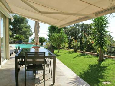 Cozy Holiday Home in Carqueiranne with Swimming Pool