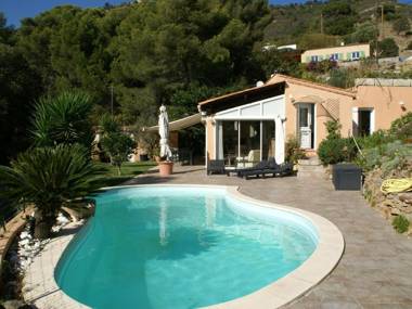 Cozy Holiday Home in Carqueiranne with Swimming Pool
